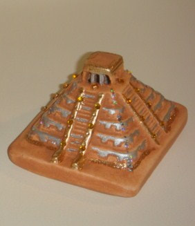 Pirámide de Chichén, Artesanas y souvenirs, mexico. modelo en cerámica PP017